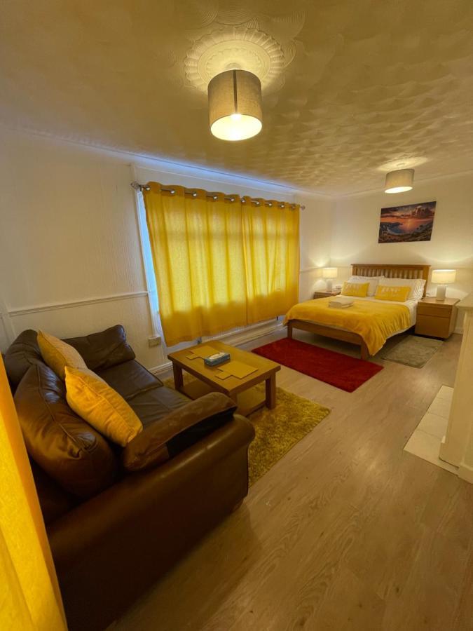 Holiday Home Cardiff City Sleeps 7 エクステリア 写真