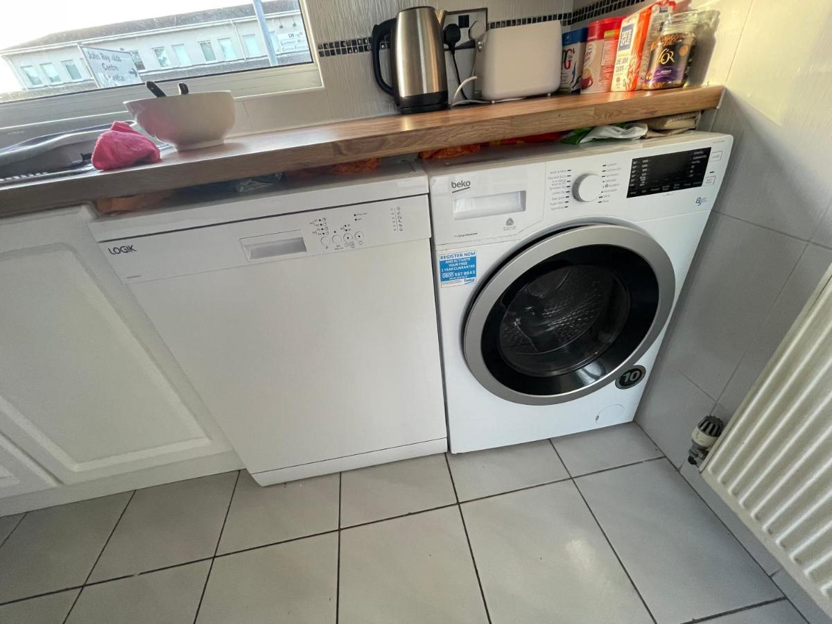 Holiday Home Cardiff City Sleeps 7 エクステリア 写真