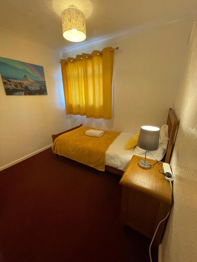 Holiday Home Cardiff City Sleeps 7 エクステリア 写真