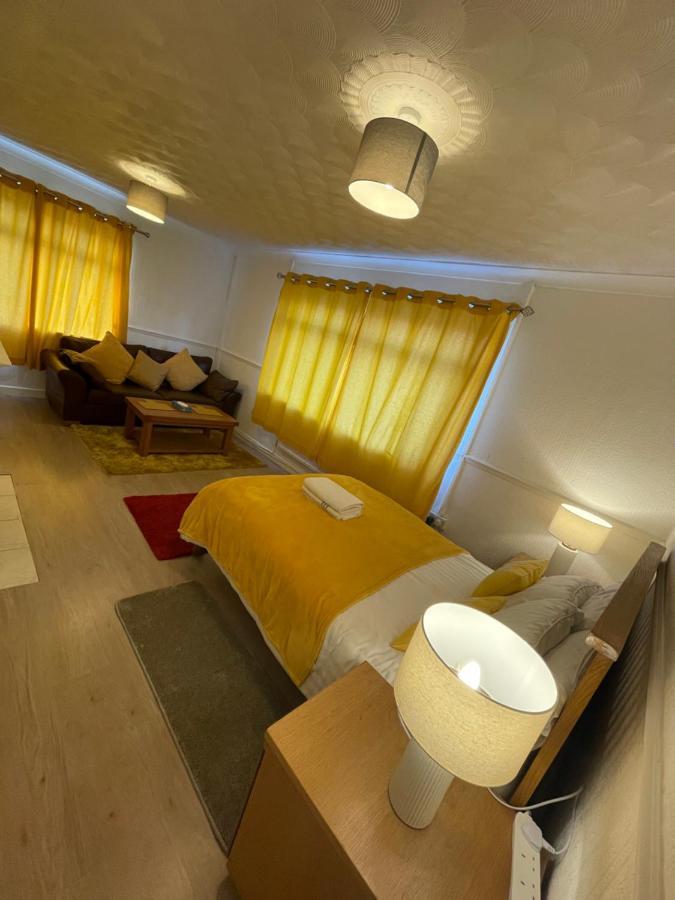 Holiday Home Cardiff City Sleeps 7 エクステリア 写真