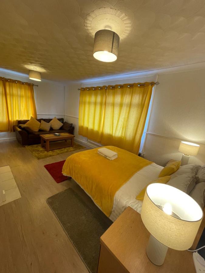 Holiday Home Cardiff City Sleeps 7 エクステリア 写真